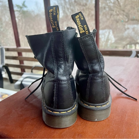 1460 Dr. Martens Women's Virginia Leather Boots in Black - Picture 6 of 6